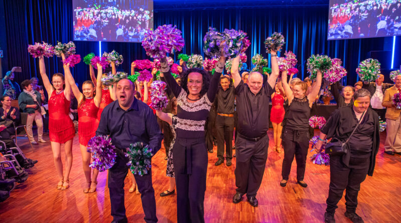 Tänzerische Eleganz: Die inklusive Tanztruppe von Babsi Koitz sorgt für eine glamouröse Eröffnung
