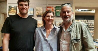 Buch13 im Eboardmuseum: Geschäftsführer Moritz V. Breschan mit Sandra Jausz & Schriftsteller Gerald Eschenauer.