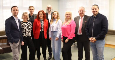 Vize-Bürgermeister Michael Baumgartner, Manuela Stromberger („Stromis Perfect Line"), Stadtamtsleiter Hubert Madrian, Anne Krainer („Nähatelier Herzstücke"), WK-Bezirksstellenleiter Robert Schratt, Andrea Popa („Salz Box"), Junge Wirtschaft-Bezirksvorsitzende Anamaria Gassinger, Bürgermeister Walter Zemrosser und WK-Bezirksstellenobmann Walter Sabitzer (von links)