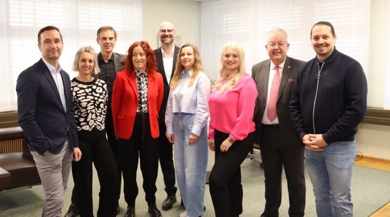Vize-Bürgermeister Michael Baumgartner, Manuela Stromberger („Stromis Perfect Line"), Stadtamtsleiter Hubert Madrian, Anne Krainer („Nähatelier Herzstücke"), WK-Bezirksstellenleiter Robert Schratt, Andrea Popa („Salz Box"), Junge Wirtschaft-Bezirksvorsitzende Anamaria Gassinger, Bürgermeister Walter Zemrosser und WK-Bezirksstellenobmann Walter Sabitzer (von links)