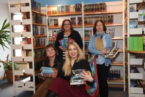 Zum ersten Mal gibt es in der Stadtbücherei Wolfsberg eine besondere Valentinstags-Aktion, die weltweit Bücherfans begeistert: „Blind Date with a Book“!