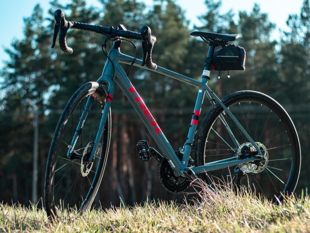 Ein Gravel Bike sieht aus wie ein Rennrad, man kann damit aber perfekt auf befestigten Straßen und auch Schotter- oder Waldwegen fahren