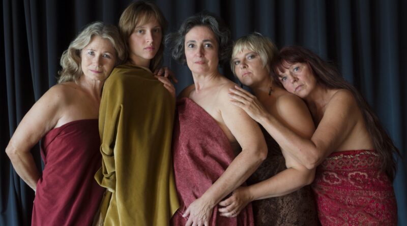 Nackte Füße auf dunklem Samt - Lodronsche Reitschule