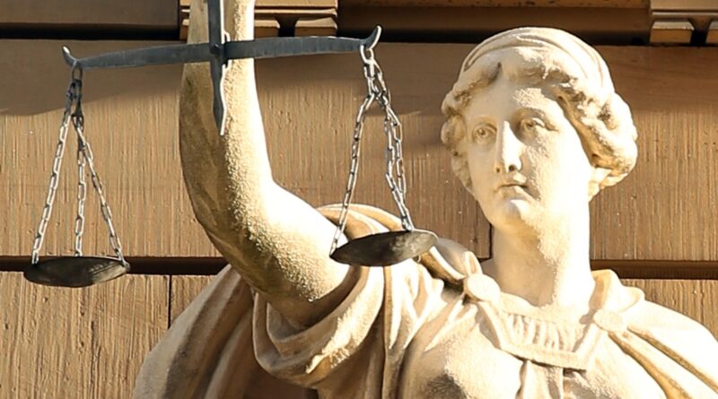 Sie sagt. Er sagt. - Ferdinand von Schirach