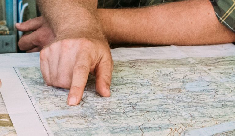 Orientierung mit Karte und Kompass