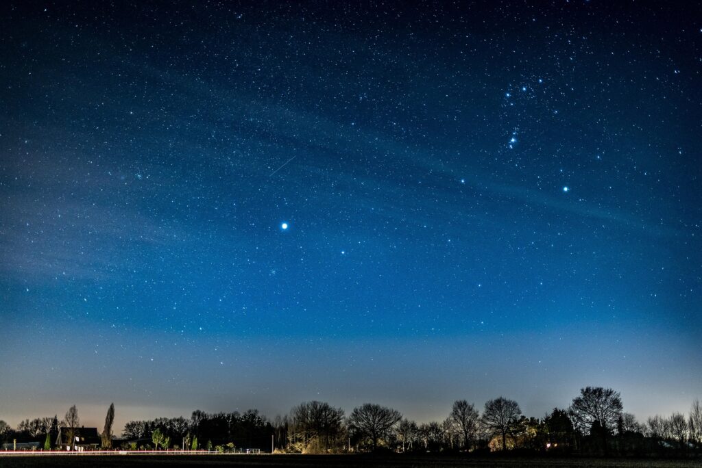 Neumond: Blick in die Tiefe des Alls