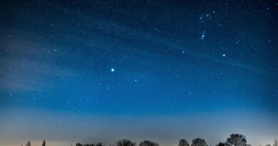Neumond: Blick in die Tiefe des Alls