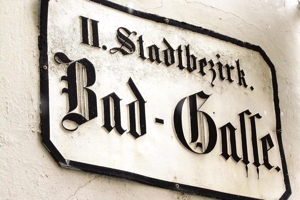 Von dunklen Gassen und geheimen Zeichen