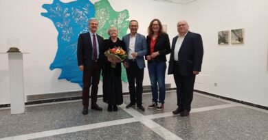 v.l.n.r. Vorstand der BV Präsident Dr. Peter Türk und Vizepräsidentin Margaretha Maria Bauer, Kulturreferent Mag. Franz Petritz mit Stadträtin DI Constance Mochar und Mag.phil. Alexander Gerdanovits (Leiter der Abteilung Kultur) bei der Vernissage in der Alpen Adria Galerie.