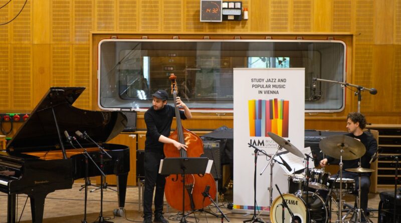 Lukas Lauermann - Thomas Quendler Trio