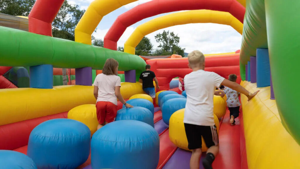 Auf die Plätze! Hüpfen! Los!