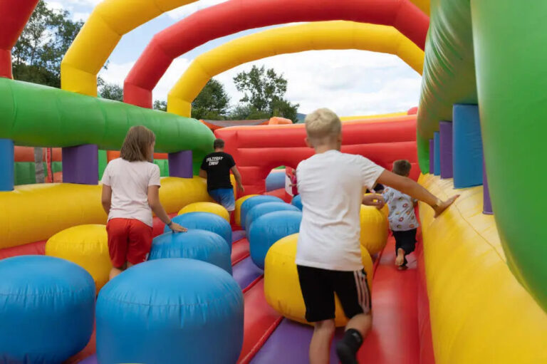 Auf die Plätze! Hüpfen! Los!