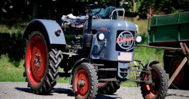 Traktorgeschicklichkeitsfahren mit Traktorsegnung